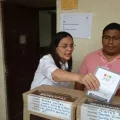 Rosario Schamisseddine votando en la unidad educativa Gastón Guillaux.