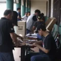 La votación en uno de los recintos electorales de Santa Cruz.