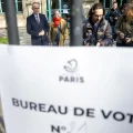 Emmanuel Gregoire y Lucie Castets salen de votar en un colegio electoral de París.