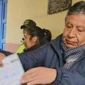 David Choquehuanca emitiendo su voto en las elecciones generales de 2025.