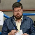 Samuel Doria Medina emite su voto.