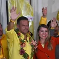 El postulante de Patria Sol, Luis Revilla, celebra su victoria en los comicios.