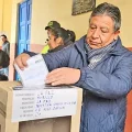 El exvicepresidente David Choquehuanca emitiendo su voto en las elecciones generales.