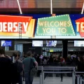 Agentes de migraciones en el aeropuerto Newark Liberty, durante la evacuación.