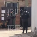 Agentes policiales resguardan propiedad donde se abrirán las cajas fuertes de Marset