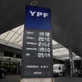 Un empleado retoca los precios de los combustibles en Filipinas.