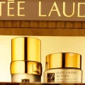 Productos de Estée Lauder exhibidos en unos grandes almacenes.