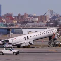 El avión de Air Canada dañado se observa en la pista del Aeropuerto Internacional LaGuardia un día después del accidente.