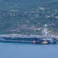 El portaaviones USS Gerald R. Ford, frente a la base naval Souda, en Creta.