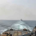 El buque de desembarco anfibio USS Carter Hall y el buque de asalto anfibio USS Bataan transitan por el estrecho de Bab al-Ma