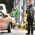 Vehículos cargan combustible en un surtidor de Cochabamba.