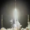 Un cohete Falcon 9 de SpaceX despega desde la Estación de la Fuerza Espacial de Cabo Cañaveral, Florida.