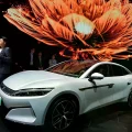 Un hombre junto al modelo Han L EV de BYD durante el salón del automóvil de Shanghái, el 23 de abril de 2025.
