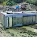 El bus terminó volcado de costado en medio del río en los Yungas.