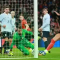 Inglaterra consigue el primer gol para los locales.