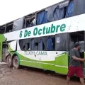 Así quedó uno de los buses que recibió el impacto de una piedra