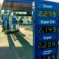Los precios del combustible se muestran en una gasolinera en Frankfurt, Alemania.