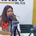 Fátima Tardío, alcaldesa electa de Sucre, en la cabina de Correo del Sur Radio.
