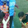Momento donde el árbitro central Facundo Tello sale lesionado.