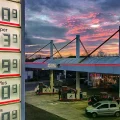El sol se pone detrás de una gasolinera en Frankfurt, Alemania.