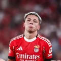 El jugador argentino con la camiseta de Benfica.