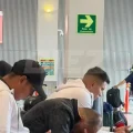 Jugadores de la selección boliviana en el aeropuerto de Monterrey.