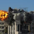Un misil estalla sobre un edificio de Beirut, capital del Líbano.