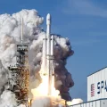 Un cohete pesado Falcon 9 de SpaceX despega en Cabo Cañaveral, Florida, en 2018.