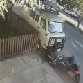 Momento en el que el vehículo impactó a las motocicletas