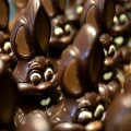 Conejos de chocolate esperan ser decorados en una chocolatería en Lonzee, Bélgica.