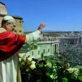 El Papa León XIV saluda a la multitud desde el balcón de la Basílica de San Pedro.