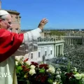 Papa Leo XIV bendice a los fieles al final de la Misa de Pascua en la Plaza de San Pedro.