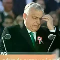 Viktor Orbán se unió a bomberos en 2010 tras el vertido de lodo tóxico.