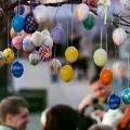 Huevos de Pascua pintados cuelgan de un Árbol de Pascua en Saalfeld, en el centro de Alemania, 30 de marzo de 2018.