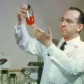 El Dr. Jonas Salk en su laboratorio.