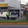 El minibús quedó volcado sobre la vía tras el impacto.