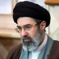 Un manifestante muestra una imagen del líder supremo, Mojtaba Khamenei.