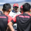 Julio Baldivieso (con gorra roja) da instrucciones a sus dirigidos de la banda roja.
