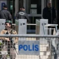 Operativos de seguridad en la zona del consulado israelí en Estambul tras el tiroteo.