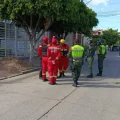 Bomberos y policías en el operativo en la clínica de Cochabamba