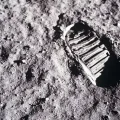 Huella dejada por un astronauta del Apolo en la superficie lunar.