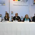 Los vocales del TSE en una conferencia de prensa.