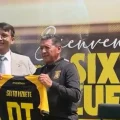 Sixto Vizuete fue presentado este martes en The Strongest por el presidente del club, Daniel Terrazas.