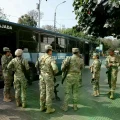 Militares peruanos patrullan una calle en Lima a fines de 2025.