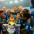 Leicester City celebrando la Premier League (izq.) y un jugador actual decepcionado por una derrota. (der.)