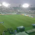 El público comienza a ingresar al estadio Tahuichi.