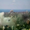Varias columnas de humo se levantan sobre Beirut tras bombardeos israelíes.