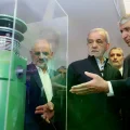 El presidente Masoud Pezeshkian escucha al jefe de Energía Atómica iraní, Mohamad Eslami.