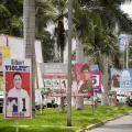 Carteles de propaganda de distintos candidatos a la presidencia de Perú, en una calle de Lima.