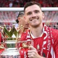 El lateral escocés Andy Robertson con el título de la Premier League.